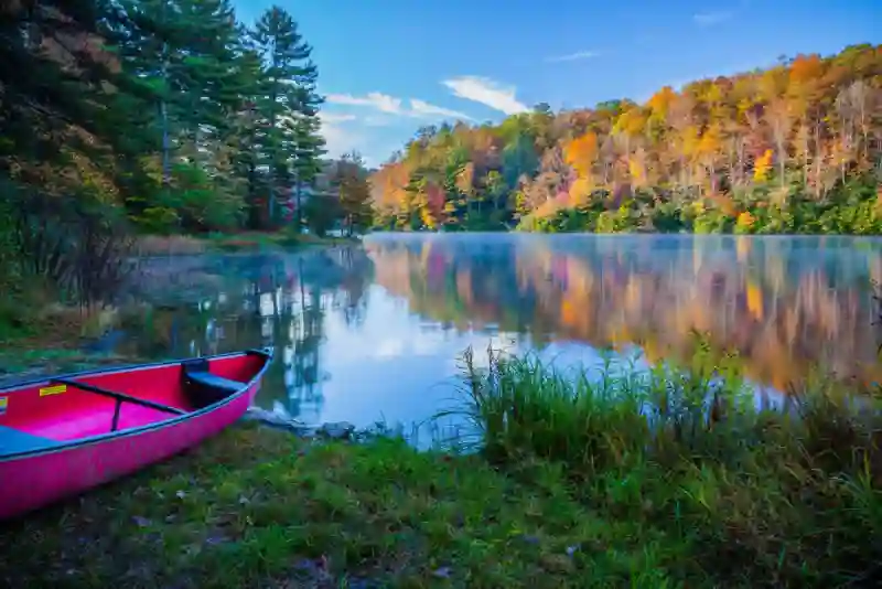 Broken Bow Lake with kayakers